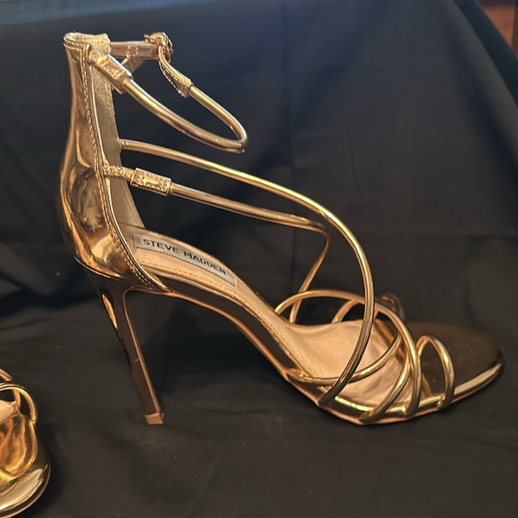 Steve Madden Gold Heels - Picture 4 of 9
